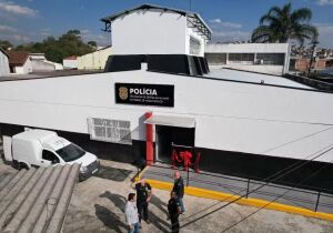 Mulher pula de carro em movimento para fugir de agressão do ex-companheiro em Ferraz