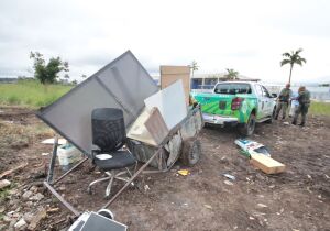 GPA flagra descarte irregular ao lado da 'Lagoa Azul' e conduz autor à delegacia