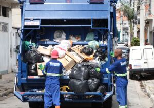 Nova empresa retira 650 toneladas de lixo no primeiro dia de operação em Suzano