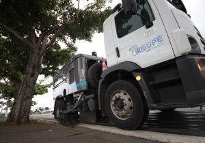 'Megamutirão de Zeladoria' é reforçado com chegada de caminhão varredeira