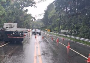 Colisão entre carro e caminhão deixa um morto na Mogi-Bertioga

