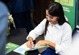 Clau Camargo lança livro Vale Reciclar em São José dos Campos e vereadores querem implantar projeto