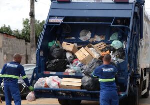 Prefeitura explica cobrança da taxa de lixo em terrenos vazios em Suzano