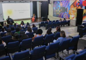 Evento no Cineteatro mobiliza servidoras para diálogo sobre desafios da maternidade