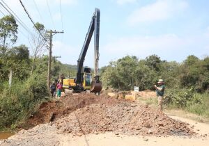 Fiscalização desfaz estrutura sobreposta ao rio Guaió utilizada para descarte inadequado
