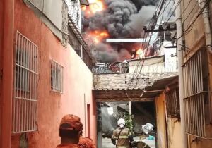 Incêndio de grandes proporções atinge galpão no Rio
