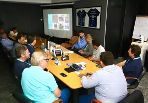 Prefeito recebe representantes da Sabesp para apresentação de obras em Suzano