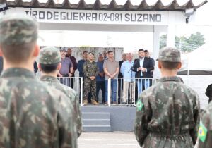 Prefeito prestigia início de nova turma do Tiro de Guerra com cem atiradores