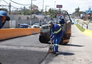 Transporte melhora condições de mobilidade no viaduto Leon Feffer com pintura e 'tapa-buraco'