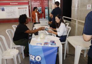 Procon municipal realiza ação de orientação ao consumidor na Estação Suzano