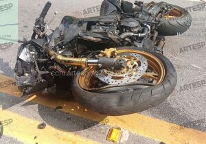 Motociclista morre e mulher fica ferida após acidente com caminhonete na Mogi-Bertioga