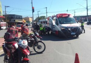 Acidente entre caminhão e moto deixa vítima com fratura exposta em Suzano