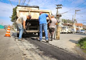 Ferraz intensifica recuperação de vias e executa reparos na Rua Lourenço Paganucci