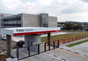 Prefeito vistoria montagem das salas da Fatec de Suzano durante fase final de obras