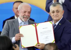 José Guimarães assume ministério e fala em 'derrotar o fascismo'