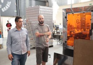 Vice-prefeito visita fábrica de bebidas na região do Raffo