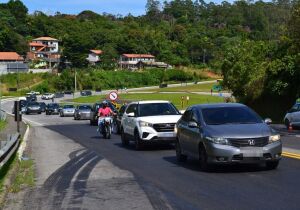 Rodovia Mogi-Bertioga tem lentidão no feriado; 40 mil veículos passaram pela rodovia até agora