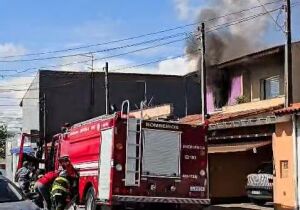 Bombeiros controlam incêndio em residência na Vila Amorim, em Suzano