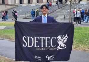Estudante de escola pública de Mogi representa o país em campeonato de debate escolar em Harvard