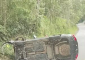 Colisão entre dois carros deixa jovem morto na Estrada do Nagao, em Mogi