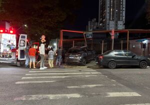 Veículo perde controle e bate contra portão de estacionamento em Suzano
