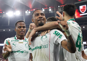 Palmeiras vence o Flamengo e amplia vantagem na liderança do Brasileiro
