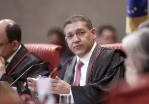 Nunes Marques vai relatar ação de Bolsonaro para anular pena