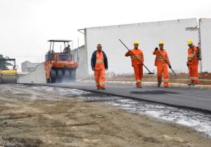 Via do bairro Chácaras Nova Suzano recebe aplicação de asfalto