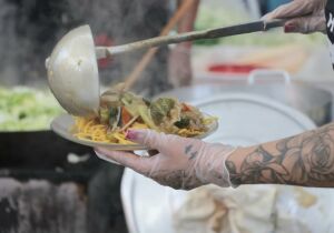Festa do Yakisoba do Templo Nambei Honganji recebe selo de certificação do Compac