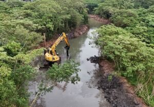 Suzano começa a receber serviços de desassoreamento no rio Guaió