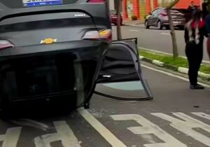 Carro capota em acidente na Avenida Roberto Simonsen