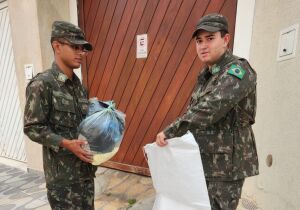 Ação porta a porta arrecada mais de 10 mil peças para a Campanha do Agasalho