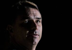 Flávio Bolsonaro pediu dinheiro de Vorcaro para filme sobre o pai
