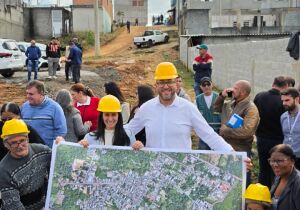 Saulo Souza e Natália Resende confirmam conclusão da rede de esgoto na Vila São Francisco neste ano