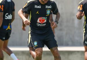 Para 'otimizar' recuperação, Neymar está fora do jogo contra o Haiti