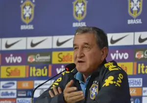 Técnico do tetra, Parreira apresenta melhora, mas permanece na UTI