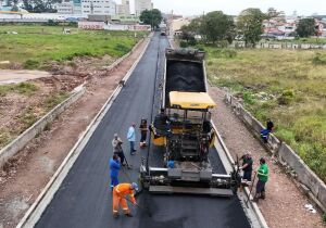 Suzano avança com pavimentação em andamento em 17 vias públicas
