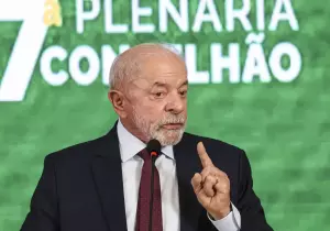 Governo estuda devolução de celular roubado nos Correios, diz Lula