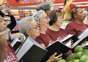 Coral do CCMI encanta com apresentação de Dia dos Namorados em supermercado