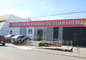 Homem é preso após agredir companheira e arremessar celular na rua em Guararema