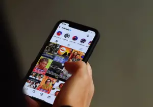 Redes sociais causam polarização e isolamento político em jovens