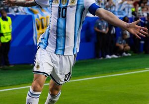 Messi vira maior artilheiro das copas e lidera Argentina em estreia