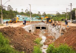 Prefeitura realiza ampla obra de revitalização do córrego no Jardim das Flores