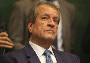 Dino suspende emendas e bloqueia R$ 119 milhões de Valdemar Costa Neto