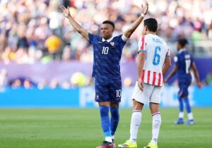 De pênalti, França vence retranca do Paraguai e se classifica na Copa
