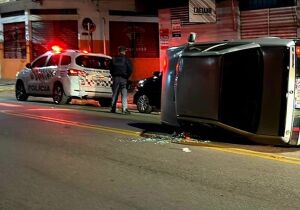 Motorista tomba carro na Rua Barbosa em Suzano 
