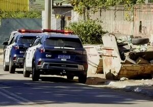 Mulher é encontrada morta na calçada entre duas caçambas em Ferraz