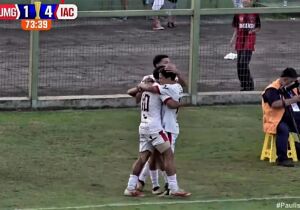 Itaquá goleia União Mogi por 4 a 1 e fica perto da semifinal da 'Bezinha'