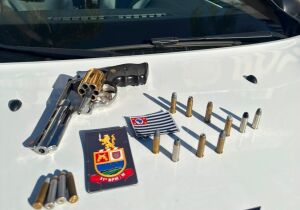 Homem é preso após ameaçar familiares com arma de fogo em Arujá