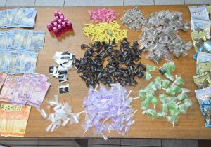 Homem é preso com 552 porções de drogas em Suzano